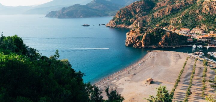 Protection de la nature contre le tourisme de masse en Corse